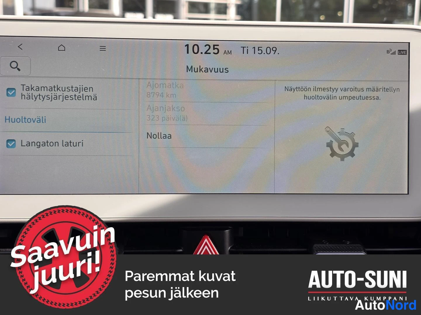 Muu: Auton infotainmennäyttö Mukavuus-valikossa: huoltoväli, langaton laturi ja takamatkustajien hälytysjärjestelmä valittuna.