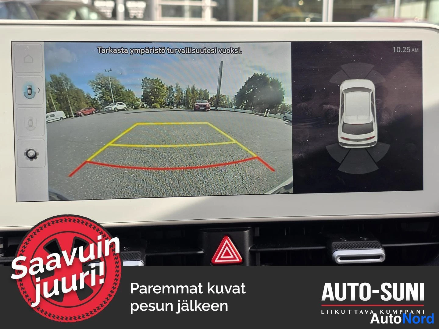 Muu: Infotainmennäytössä takakameran kuva parkkinopeudella ja 360 asteen tunnuskatselu ohjaustekstillä.