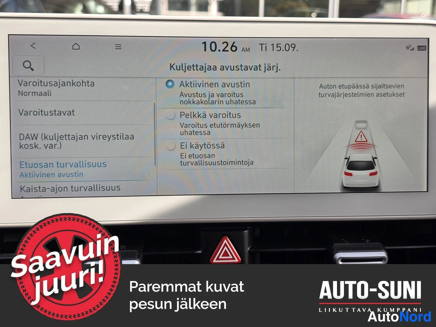 Yksityiskohta: Auton keskustietonäytön valikko, jossa aktiivinen etuosan avustin valittuna.