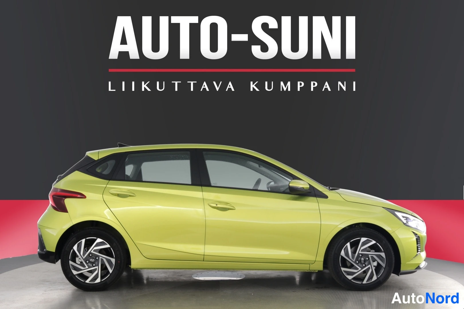 Sivulta: Keltavihreän Hyundai i20 -henkilöauton sivuprofiili; näkyvät viisi oviaukkoa, peilit ja monihaarukolliset kevytmetallivanteet.