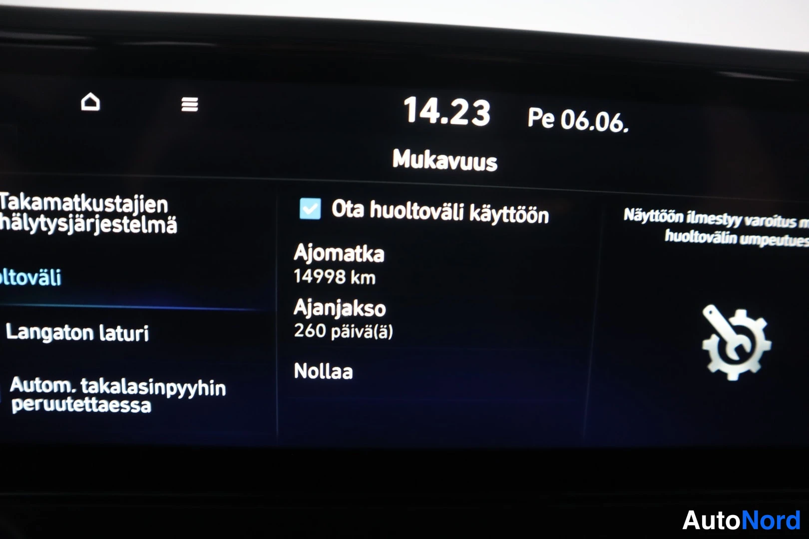 Muu: Ford Mondeon infotainment-näytön Mukavuus-valikko: huoltovälin käyttöönotto valittuna, ajomatka 14998 km, ajanjakso 260 päivää, sekä Nollaa- ja huoltoväli-valin