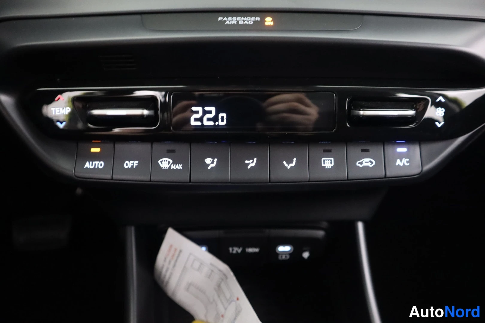 Muu: Ilmastointilaitteen paneeli, lämpötila 22.0 ja A/C AUTO OFF -painikkeet.