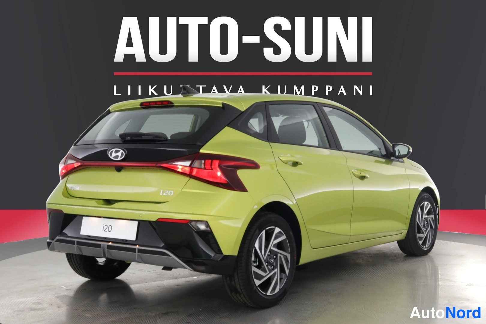 Takaviisto: Keltavihreä Hyundai i20 takaa kolmannelta vasemmalta; näkyvät pitkät takavalot, Hyundai-merkki ja musta lasikatto-osa.