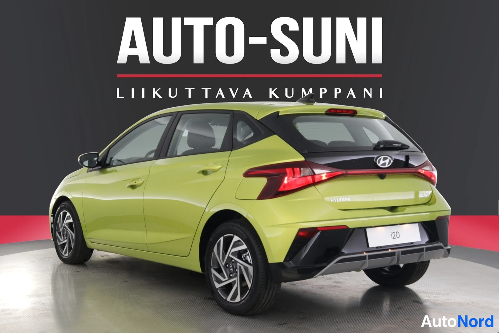 Takaviisto: Keltavihreä Hyundai i20 takaa kolmannelta oikealta; näkyvät takavalot, Hyundai-merkki ja i20-tunus pohjassa.
