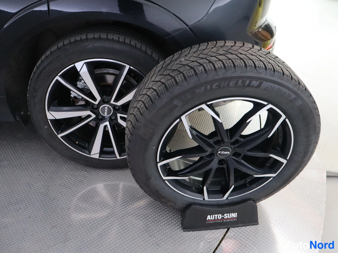 Yksityiskohta: Kaksi Rial-kevytmetallivannetta Michelin-talvirenkaalla, rengaskoko 235/55 R 18.