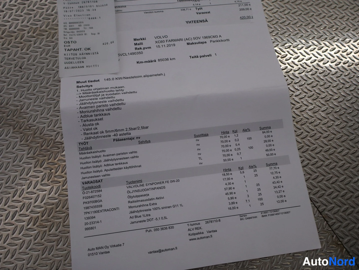Asiakirja: Huoltolasku paperilla, jossa merkintä Merkki VOLVO, Malli XC60 FARMARI ja Km-määrä 85036 km.
