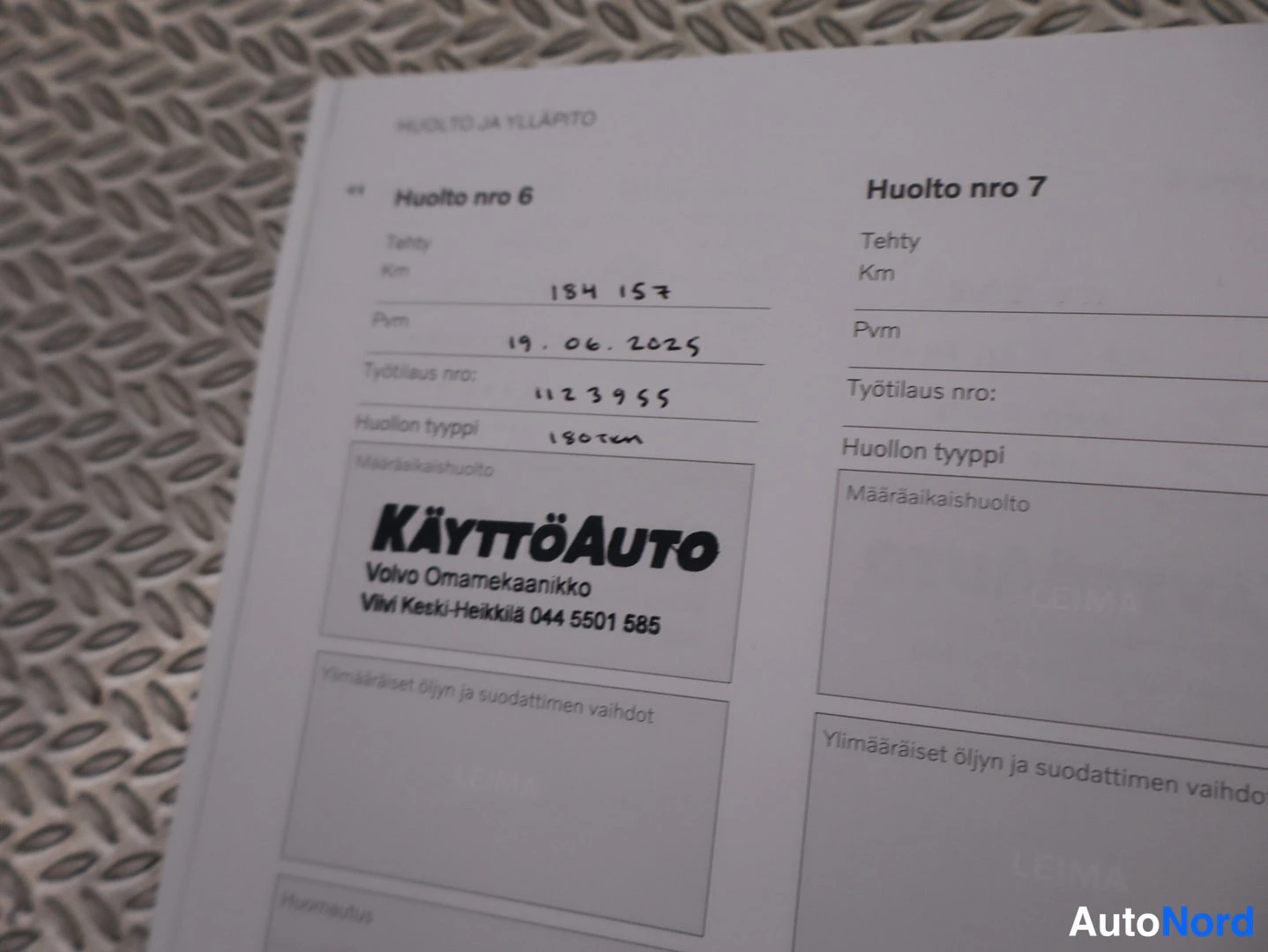 Asiakirja: Huolto- ja ylläpitokirjan sivu, jossa Huolto nro 6 merkintänä km 184157, pvm 19.06.2025, KÄYTTÖAUTO Volvo Omamekaanikko; Huolto nro 7 täyttämättä.