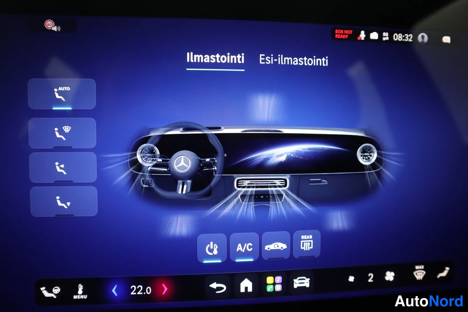 Muu: Mercedes-Benzin näytön ilmastointivalikko suomeksi: esivalmistoinnin asetukset, A/C, takalaitteet ja lämpötilaksi 22,0 astetta.