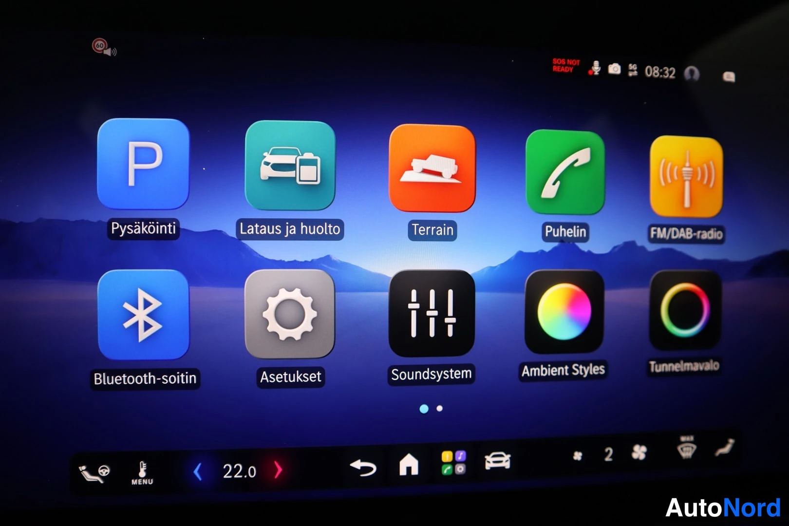 Muu: Auton infotainment-näytön sovellusvalikko suomeksi: Pysäköinti, Lataus ja huolto, Terrain, Puhelin, FM/DAB-radio, Bluetooth-soitin, Asetukset, Soundsystem, Ambi