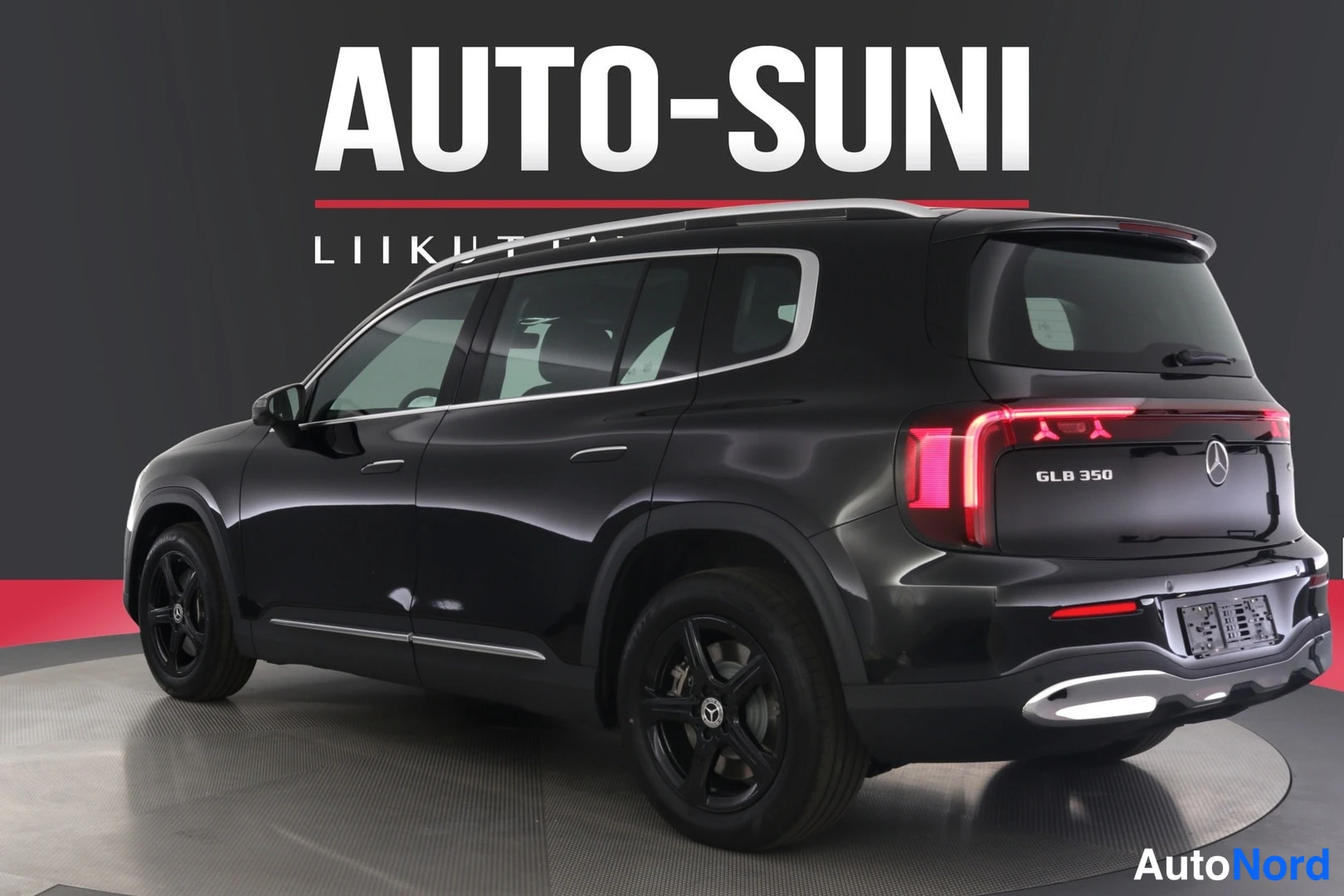 Takaviisto: Musta Mercedes-Benz GLB 350 takaviistöltä vasemmalta, GLB 350 -teksti takaluukussa, punaiset takavalot ja mustat kevytmetallivanteet.