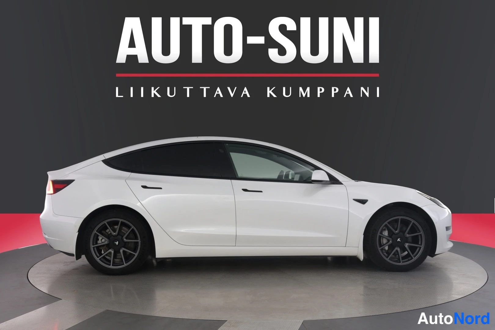Valkoinen Tesla Model 3 2021, sivulta, kuva 7