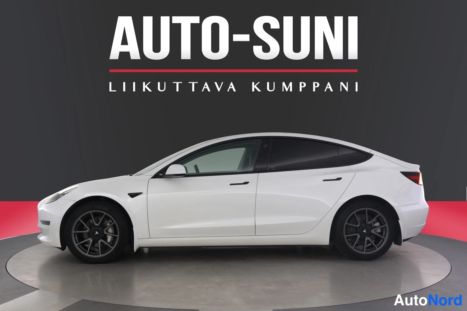 Valkoinen Tesla Model 3 2021, etuviisto, keula vasemmalle, kuva 2