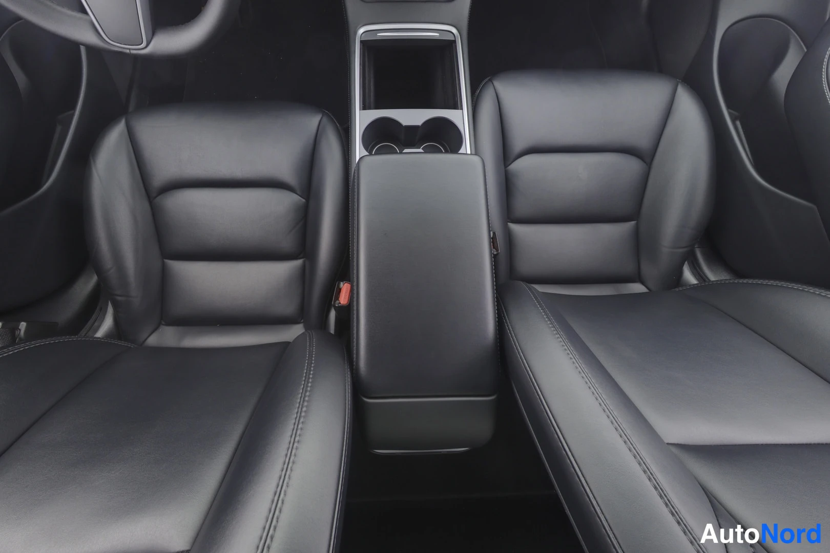 Valkoinen Tesla Model 3 2021, yksityiskohta, kuva 17