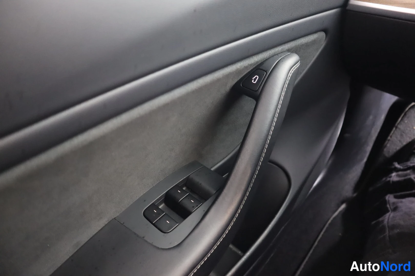 Valkoinen Tesla Model 3 2021, kuva 26