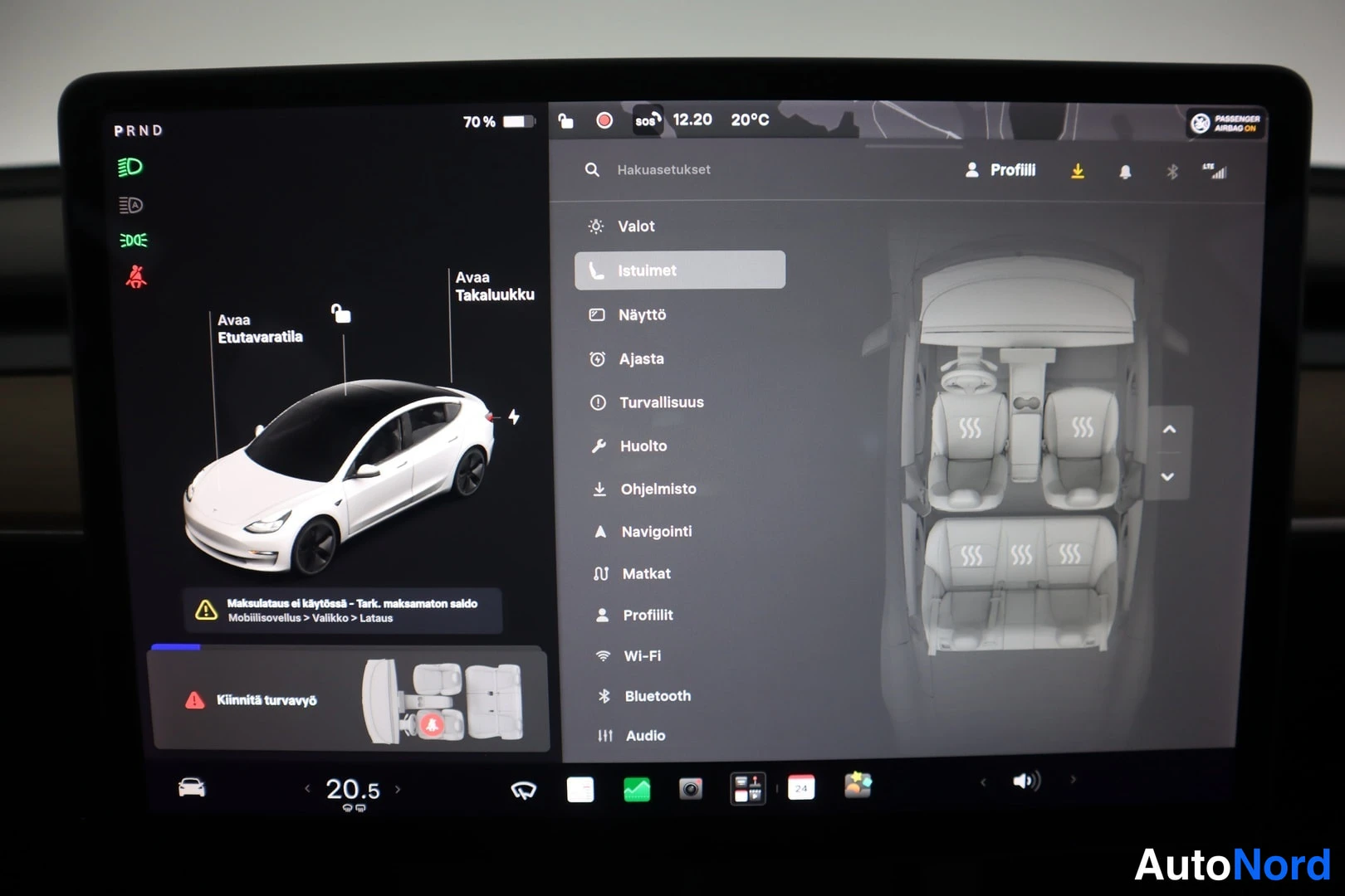 Valkoinen Tesla Model 3 2021, etuviisto, keula oikealle, kuva 3