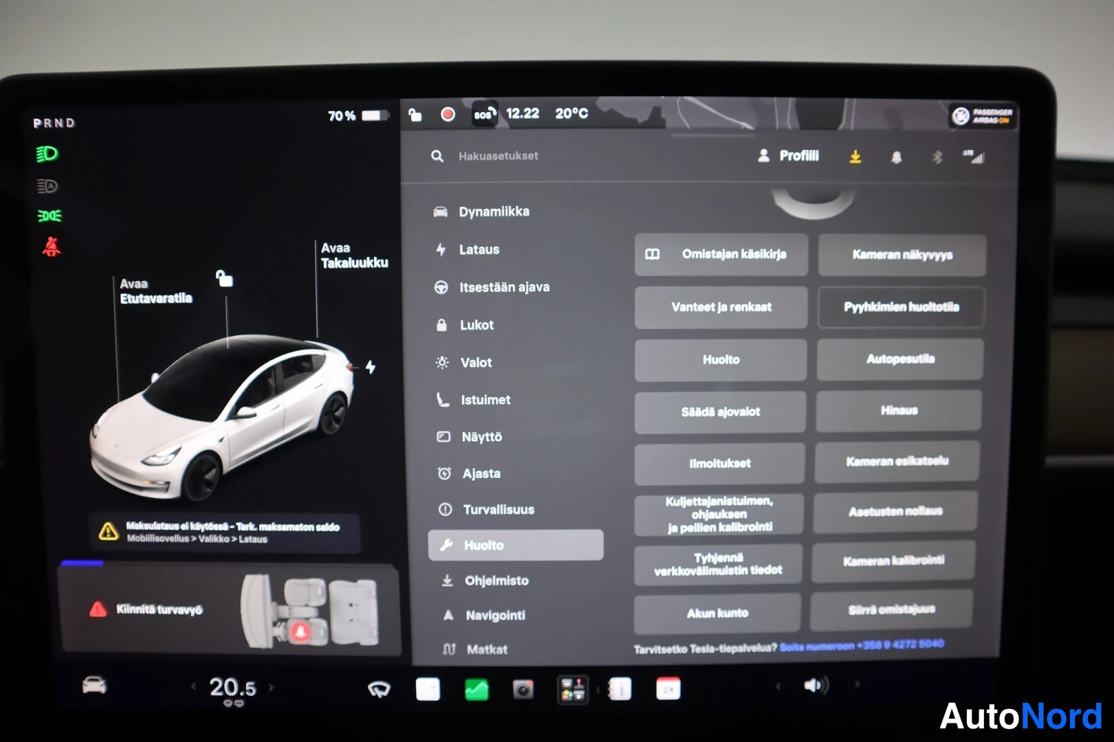 Valkoinen Tesla Model 3 2021, etuviisto, keula oikealle, kuva 10