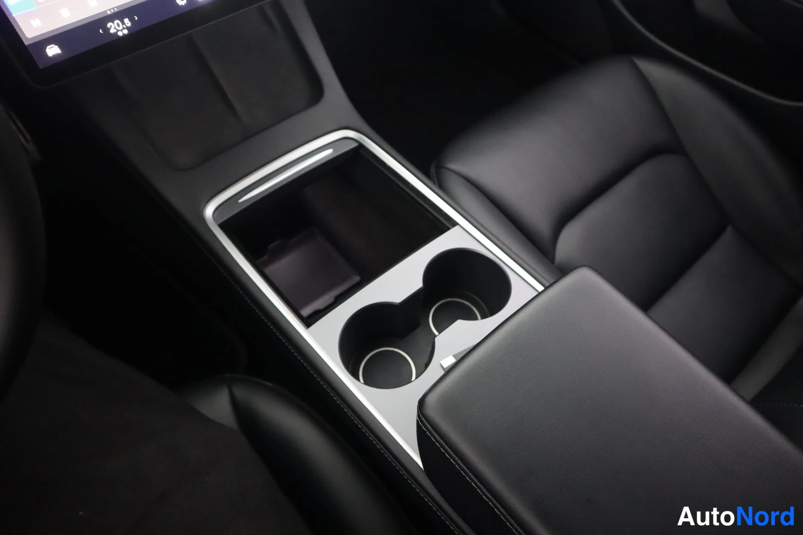 Valkoinen Tesla Model 3 2021, kuva 32