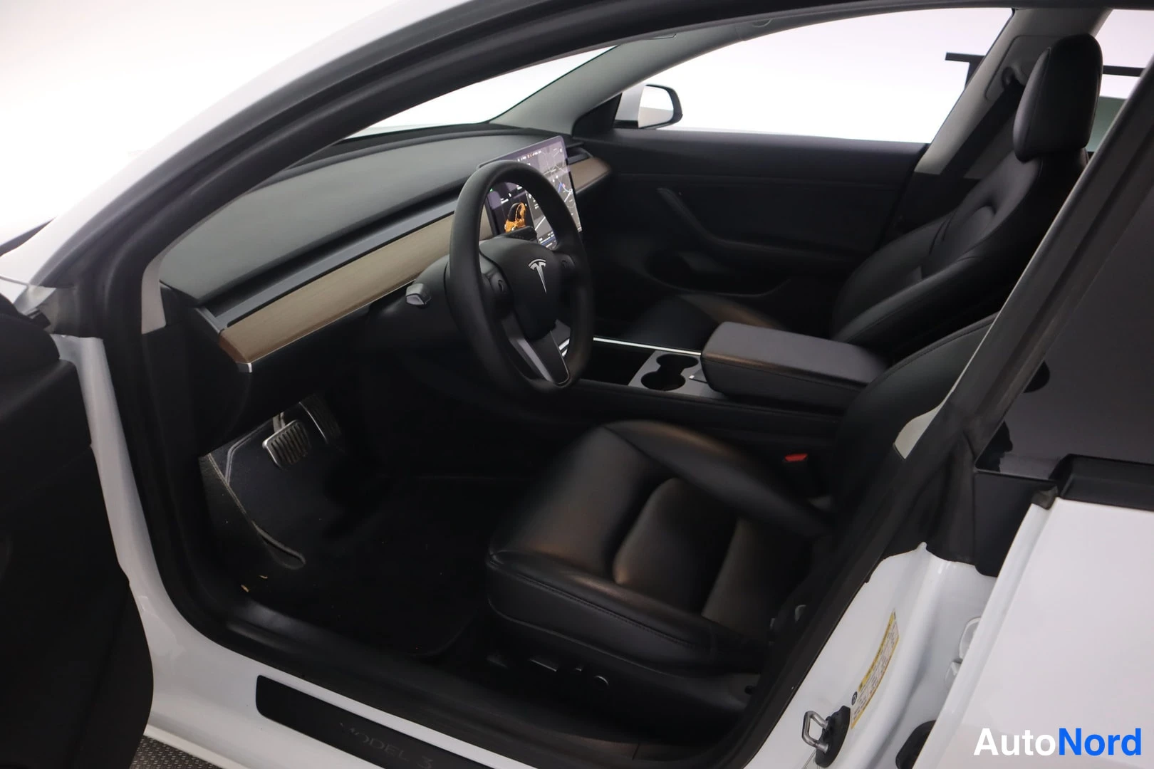 Valkoinen Tesla Model 3 2021, sivulta, kuva 5