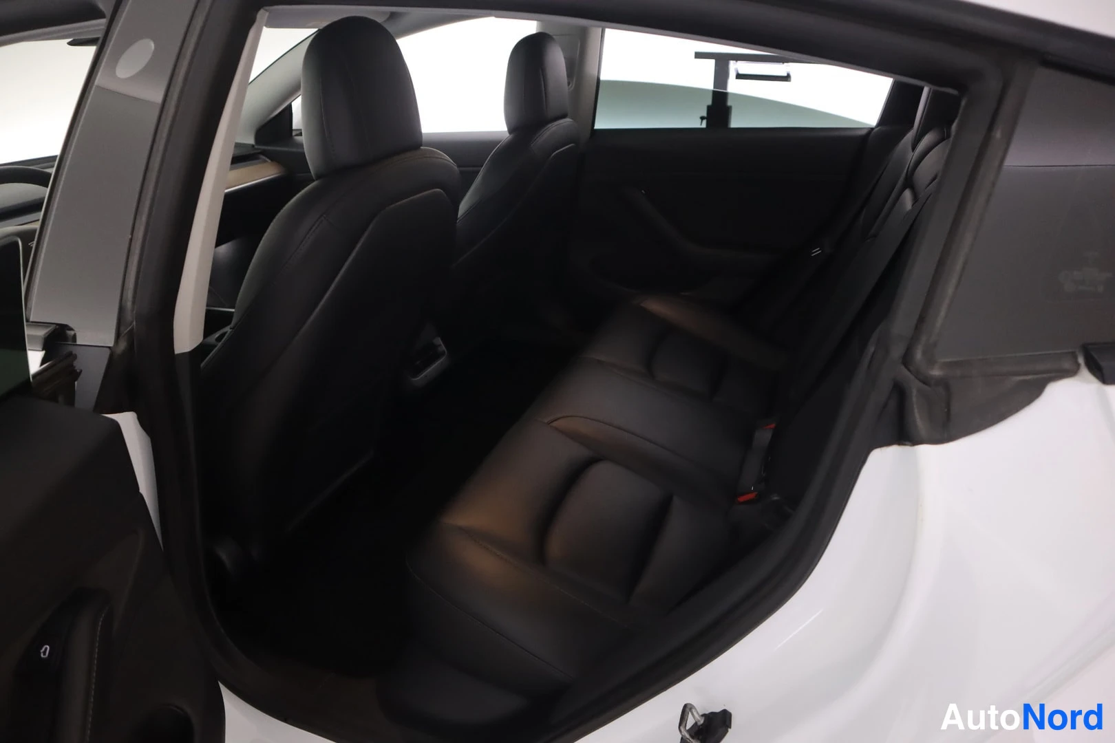 Valkoinen Tesla Model 3 2021, sivulta, kuva 6