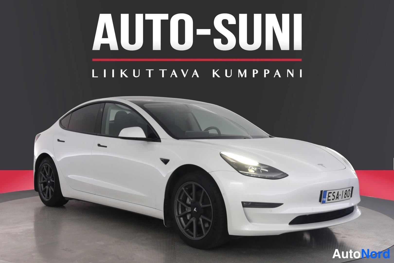 Valkoinen Tesla Model 3 2021, etuviisto, keula oikealle, kuva 4