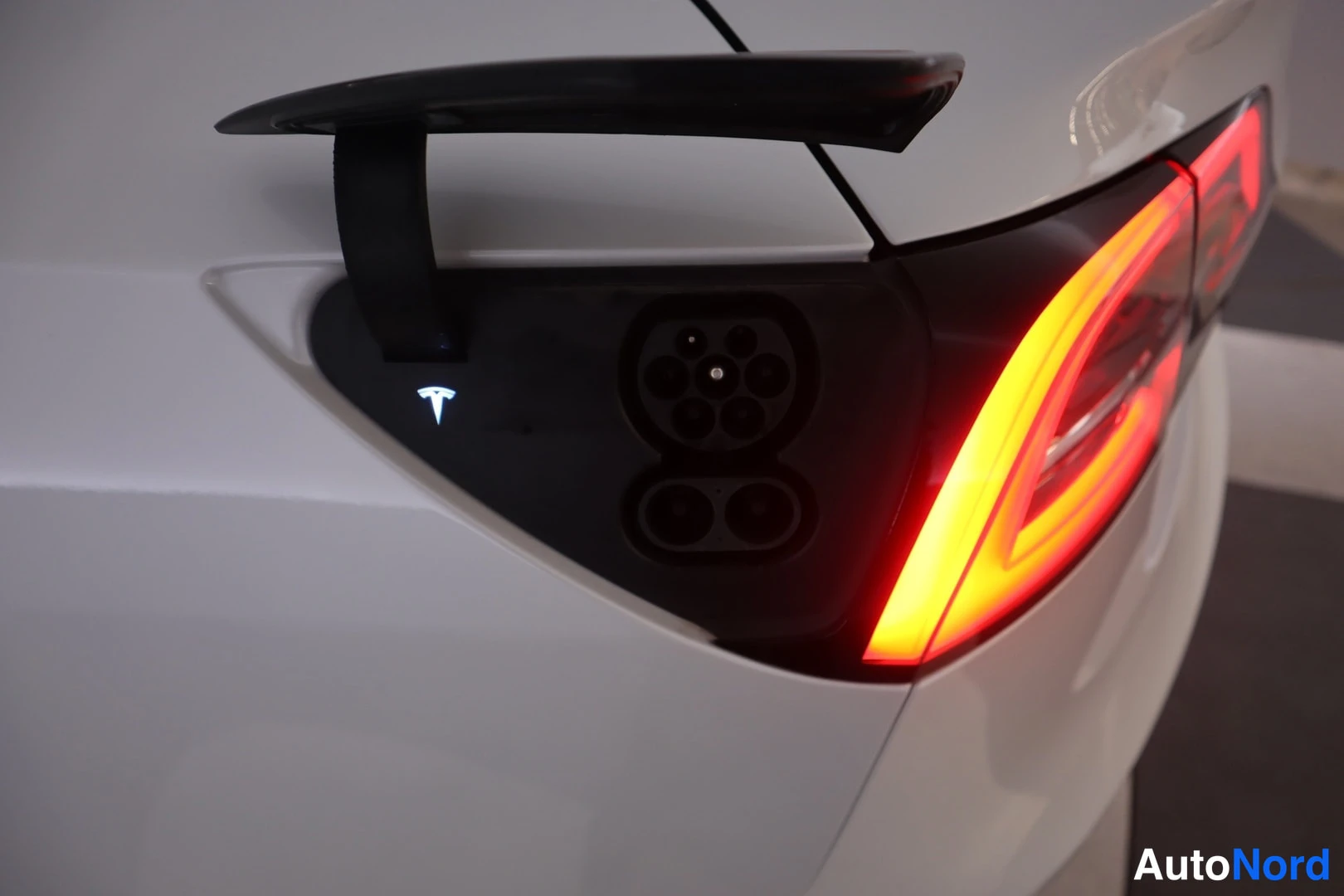 Valkoinen Tesla Model 3 2021, yksityiskohta, kuva 19