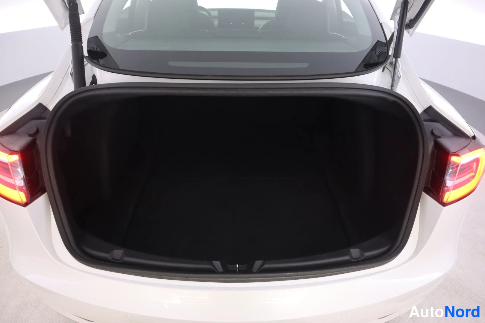 Valkoinen Tesla Model 3 2021, tavaratila, kuva 12