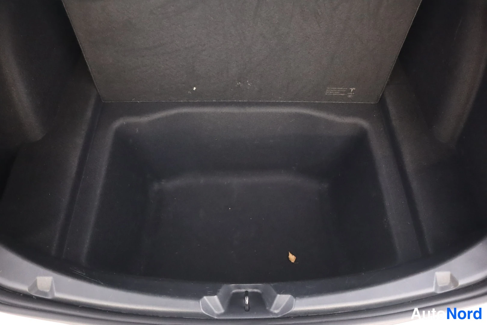 Valkoinen Tesla Model 3 2021, tavaratila, kuva 13