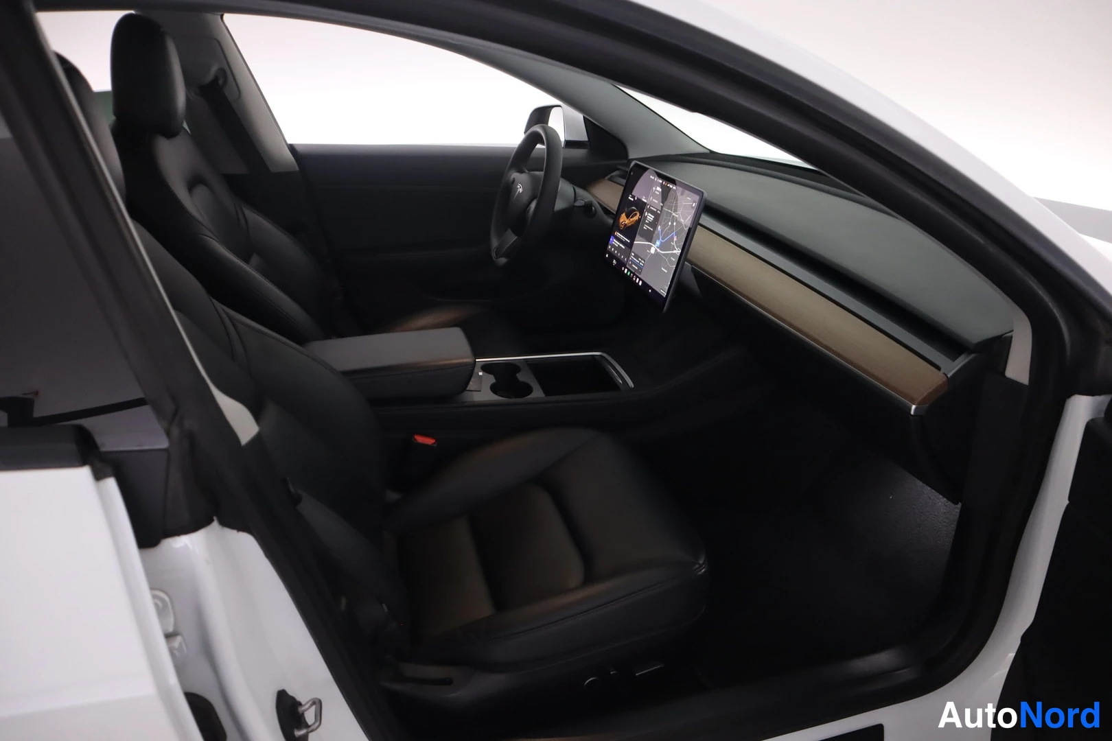 Valkoinen Tesla Model 3 2021, ohjaamo, kuva 11