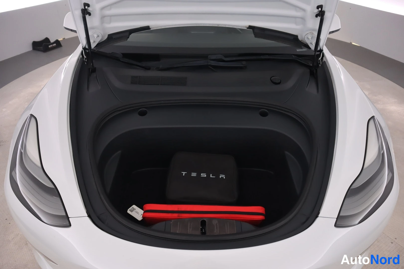 Valkoinen Tesla Model 3 2021, tavaratila, kuva 14