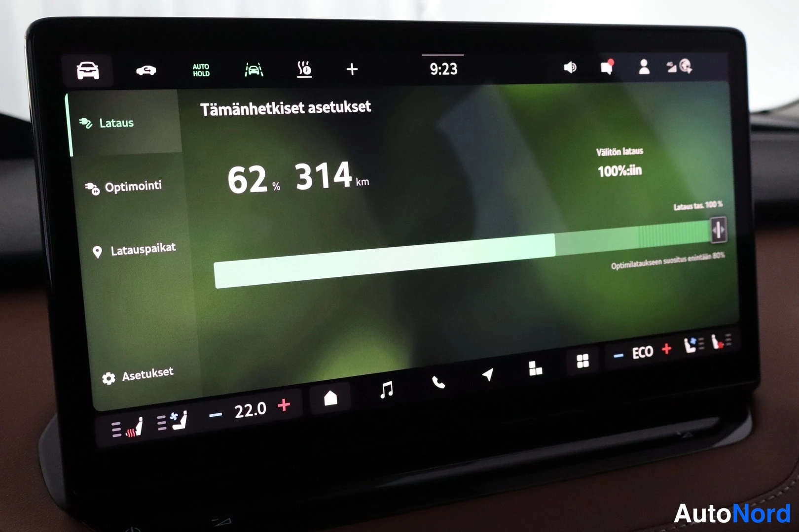 Muu: Keskinäytön latausasetukset: '62 % 314 km' suurella latauspalkilla