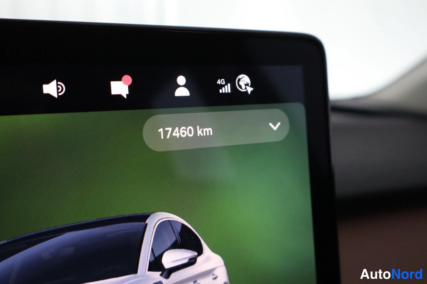 Muu: Auton kojelaudan kosketusnäytön lähikuva, jossa lukee 17460 km ja tilapalkissa 4G-merkintä.