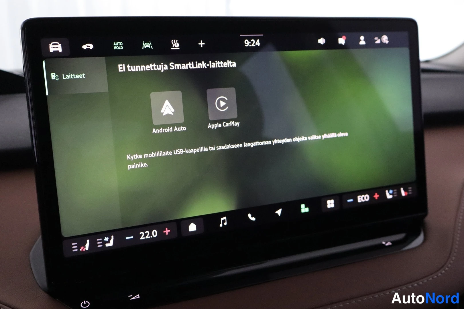 Muu: Kojelaudan kosketusnäyttö SmartLink-laitteet-sivulla, jossa ovat Android Auto- ja Apple CarPlay-vaihtoehdot.