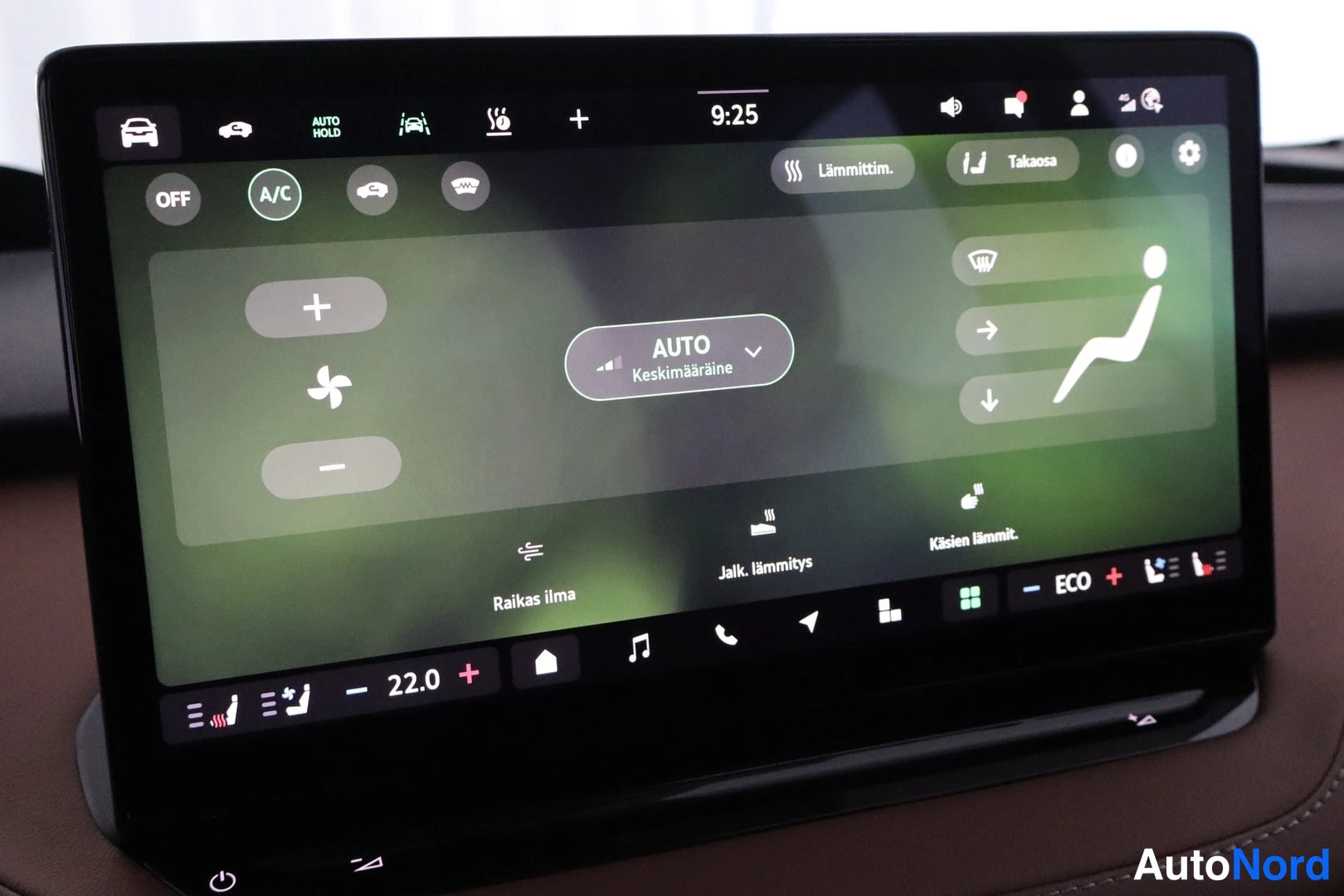 Yksityiskohta: Infotainment-näytön ilmastointivalikko: AUTO-tilat, keskimääräinen tuuletus, 22.0 astetta, ECO-tila ja lämmitystoiminnot.