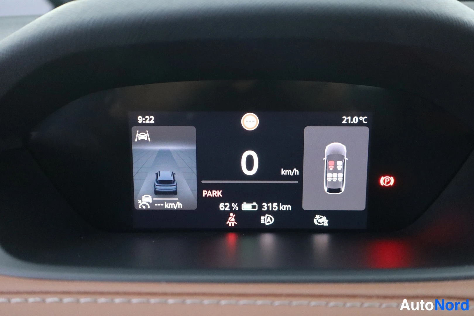 Muu: Kojelaudan digitaalinäyttö näyttää nopeuden 0 km/h, PARK-tilan, akun varaustason 62 % ja toimintamatkan 315 km sekä ajan 9:22 ja lämpötilan 21,0 °C.