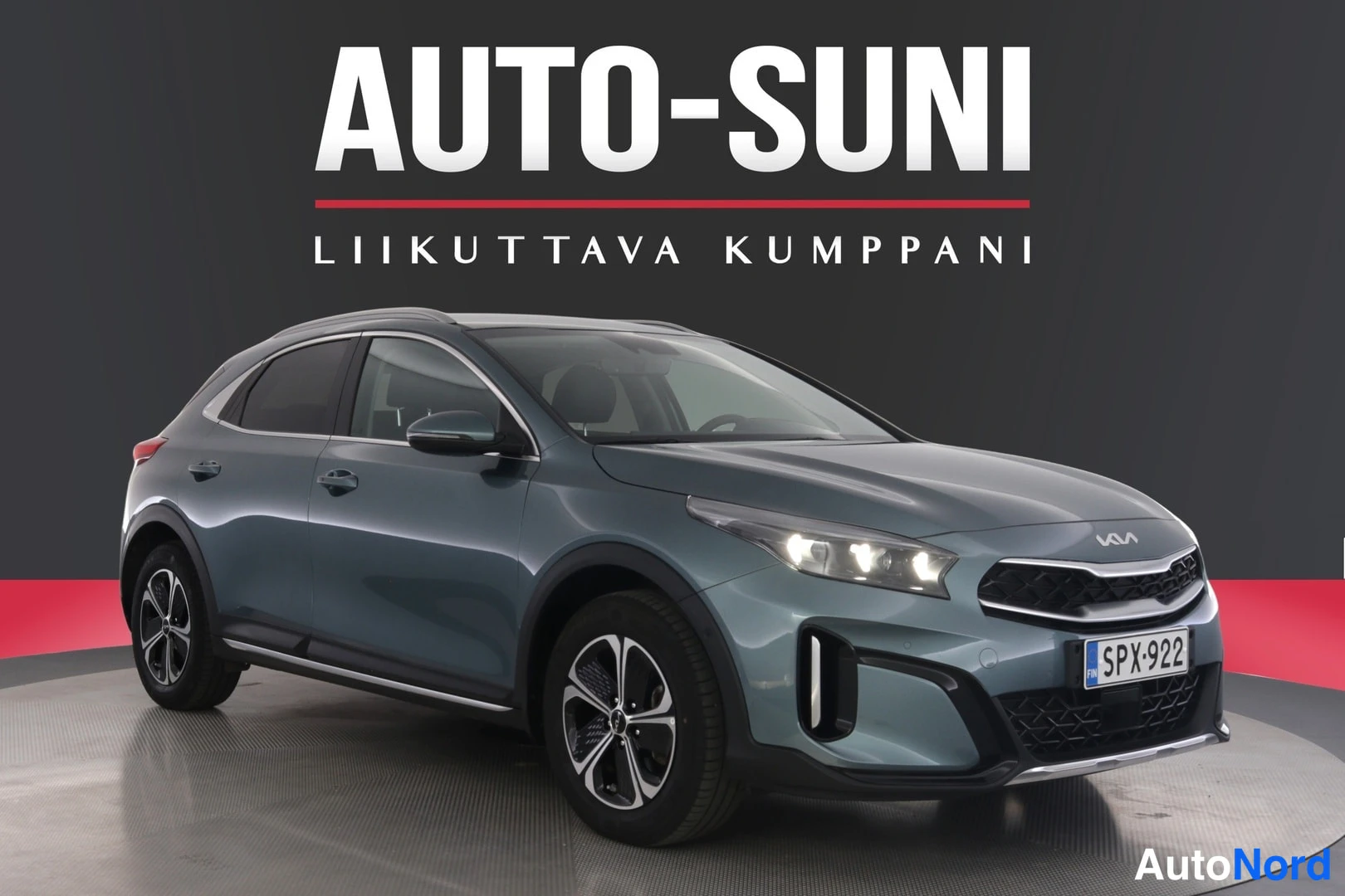 Etuviisto, nokka oikealle: Kia XCeed -henkilöauto harmaansinisenä, etukulmakuva oikealta, rekisterikilpi