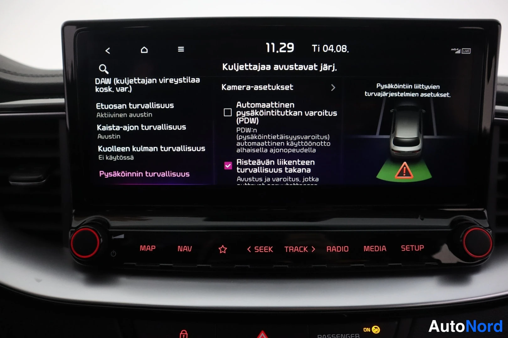 Yksityiskohta: Auton infotainment-näytön pysäköinnin turvallisuusasetukset, ristiliikenteen turvallisuus takana valittuna