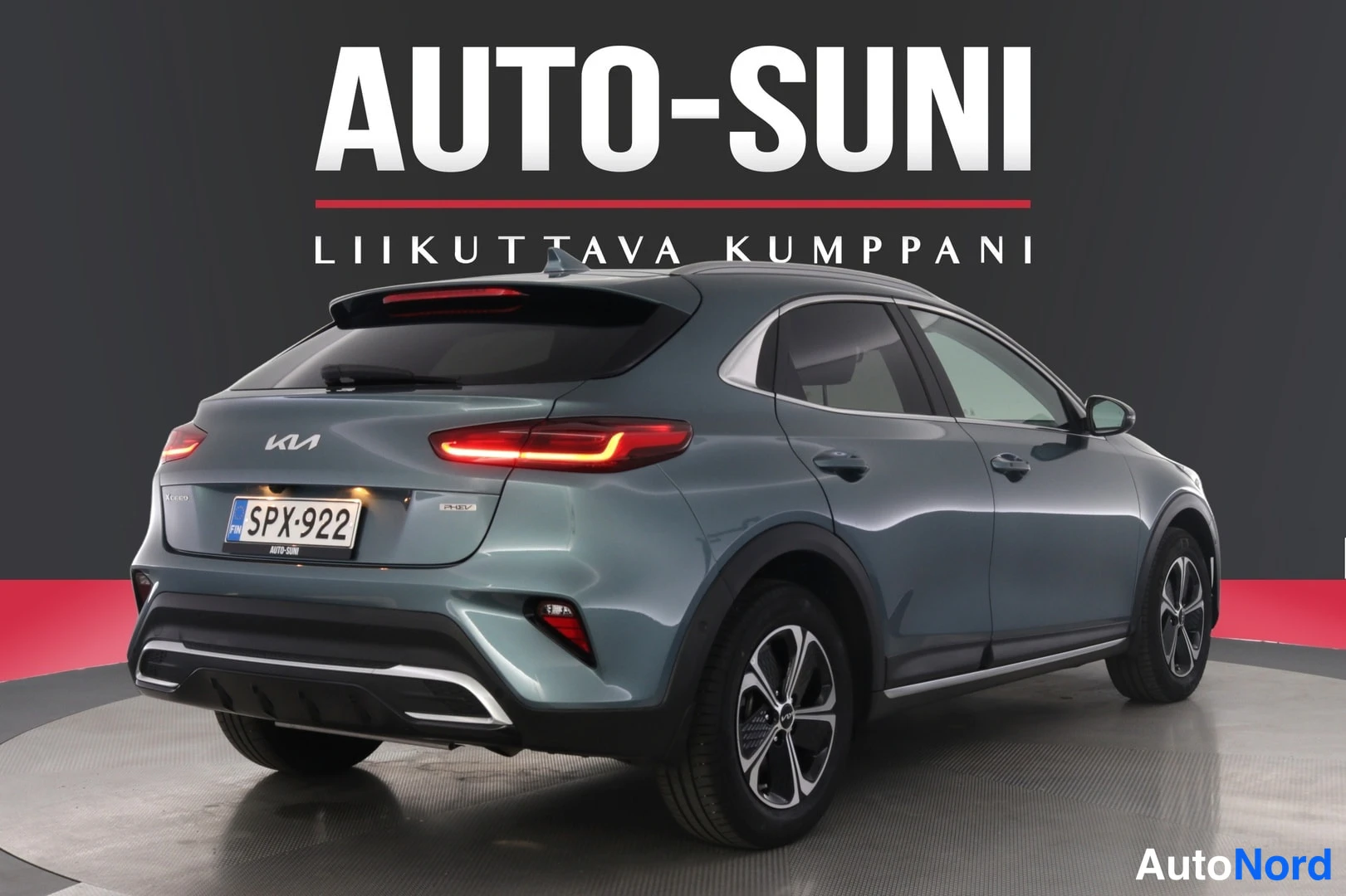 Takaviisto: Kia XCeed -henkilöauto takakulmasta, palavalot syttyneenä, rekisterikilpi