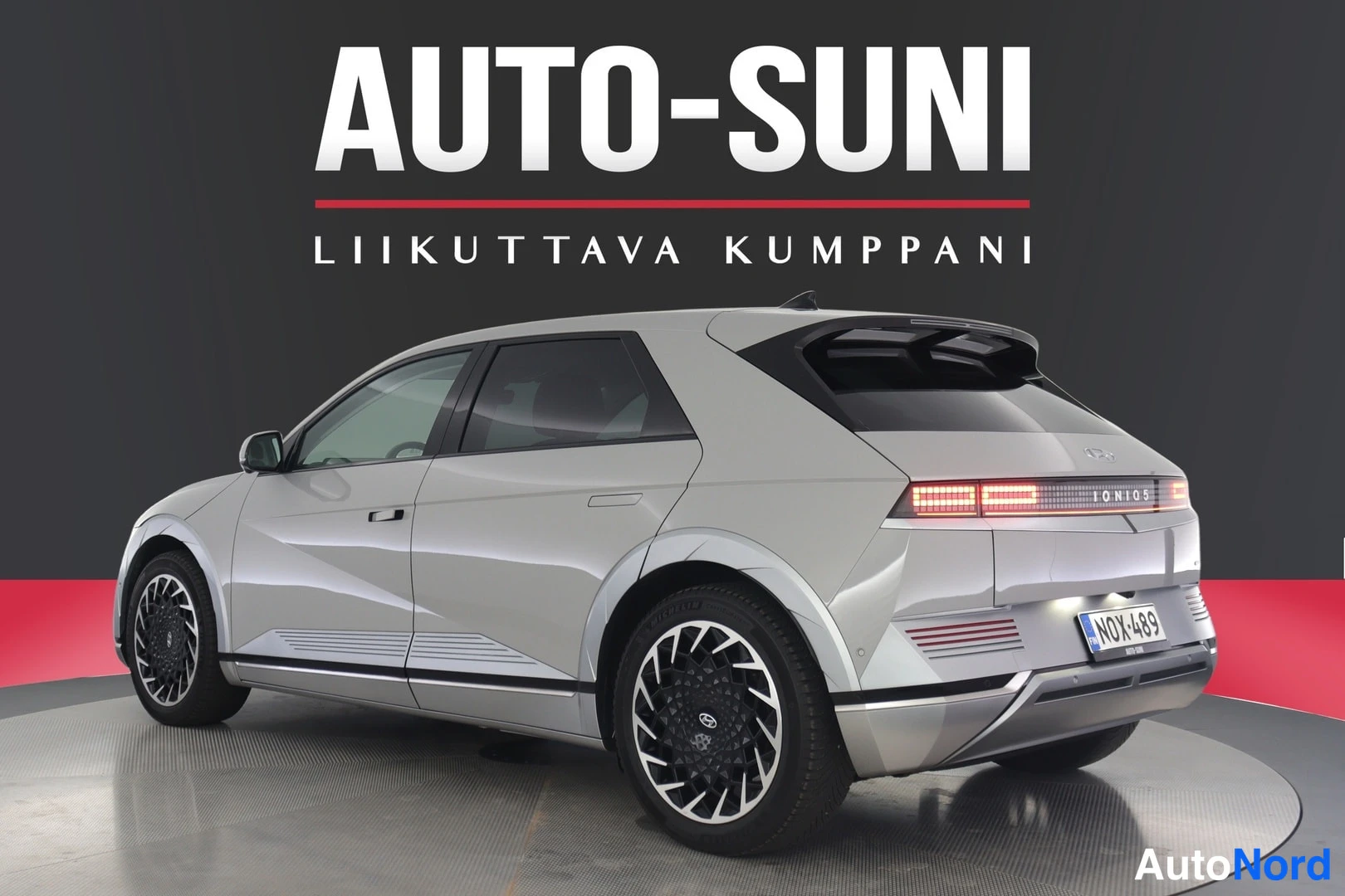Takaviisto: Rear three-quarter view showing the right flank and rear face. The tail lights are illuminated.