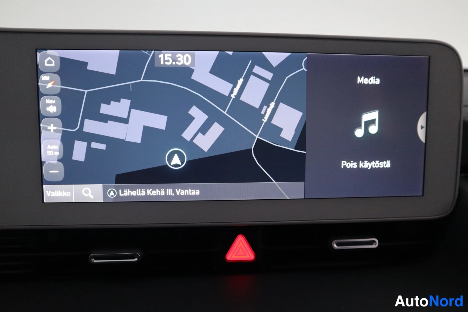 Muu: Keskirivistön infotainment-näyttö karttanäkymällä (Lähellä Kehä III, Vantaa) ja Media-paneelilla, jossa teksti 'Pois käytöstä'; alla varoitusvilkkupainike ja ka