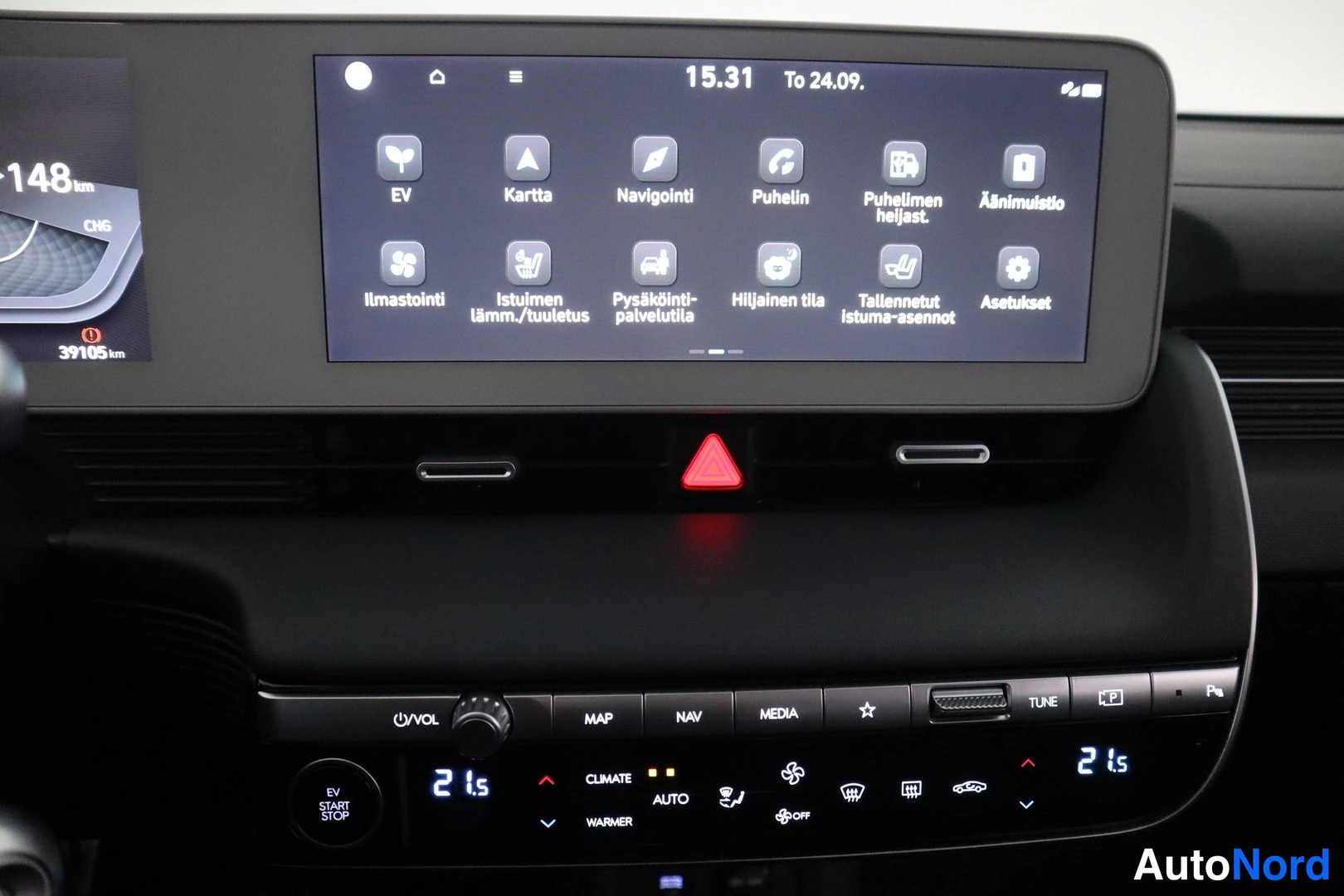 Muu: Hyundain infotainment-näytön valikko suomeksi: EV, Kartta, Navigointi, Puhelin, Äänimuistio, Ilmastointi, Asetukset; alla EV START STOP -painike ja kaksivyöhyke
