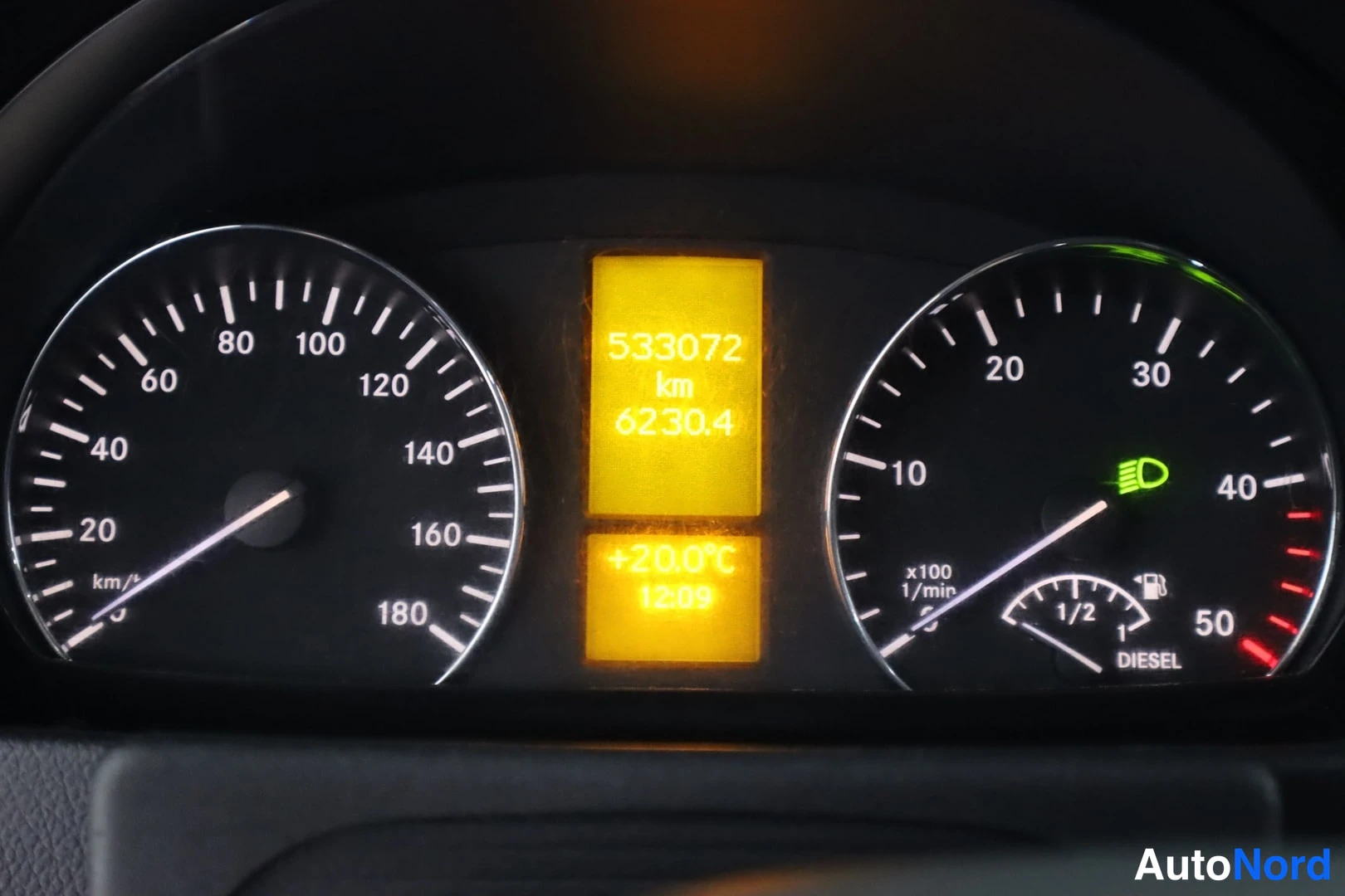 Muu: Täyskuvataulun mittaristo: nopeusmittari 180 km/h saakka, kierroslukumittari DIESEL-merkinnällä ja keltainen näyttö, jossa lukema 533072 km ja 6230.4.