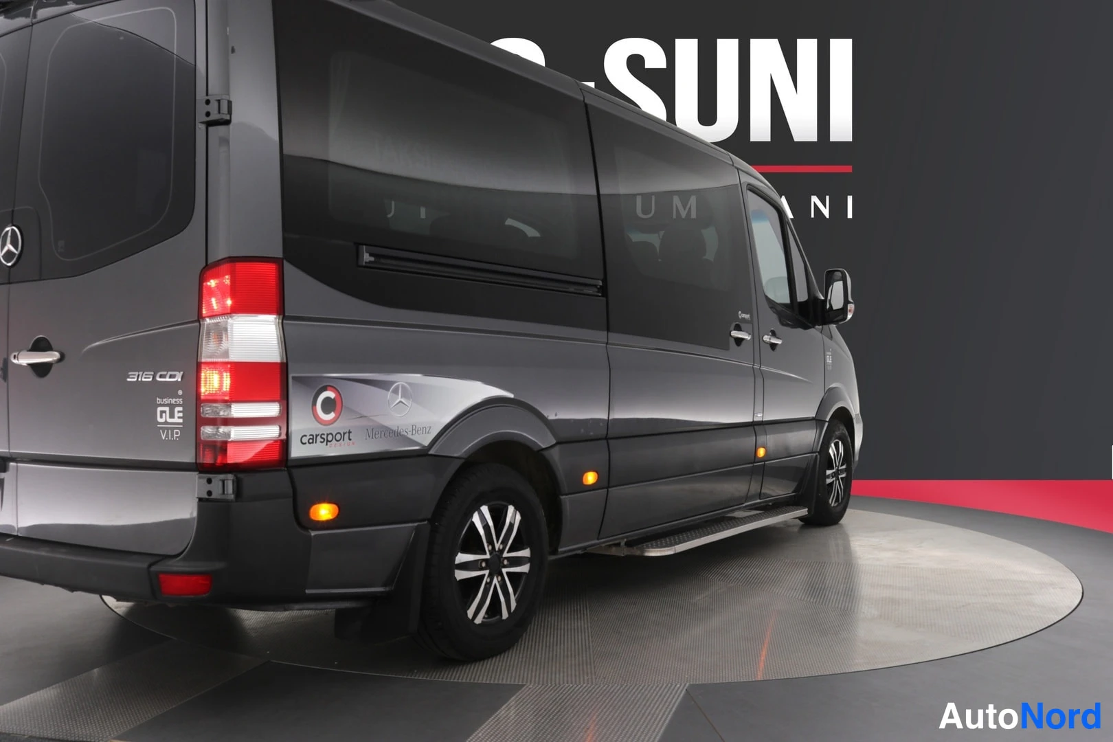 Takaviisto: Pakettiauton takaosa ja vasen kylki kuvattuna vinosti, takavalo ja tavaratilan ovi näkyvät.