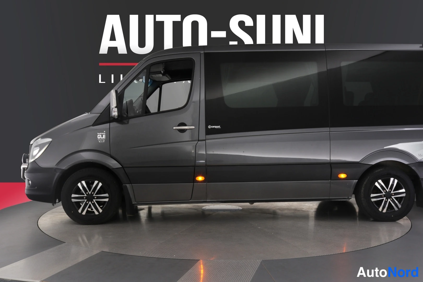 Sivulta: Harmaan Mercedes-Benz Sprinter -pakettiauton etukulma vasemmalta, kaikki korin puolet ja koko auto näkyvät studiossa.