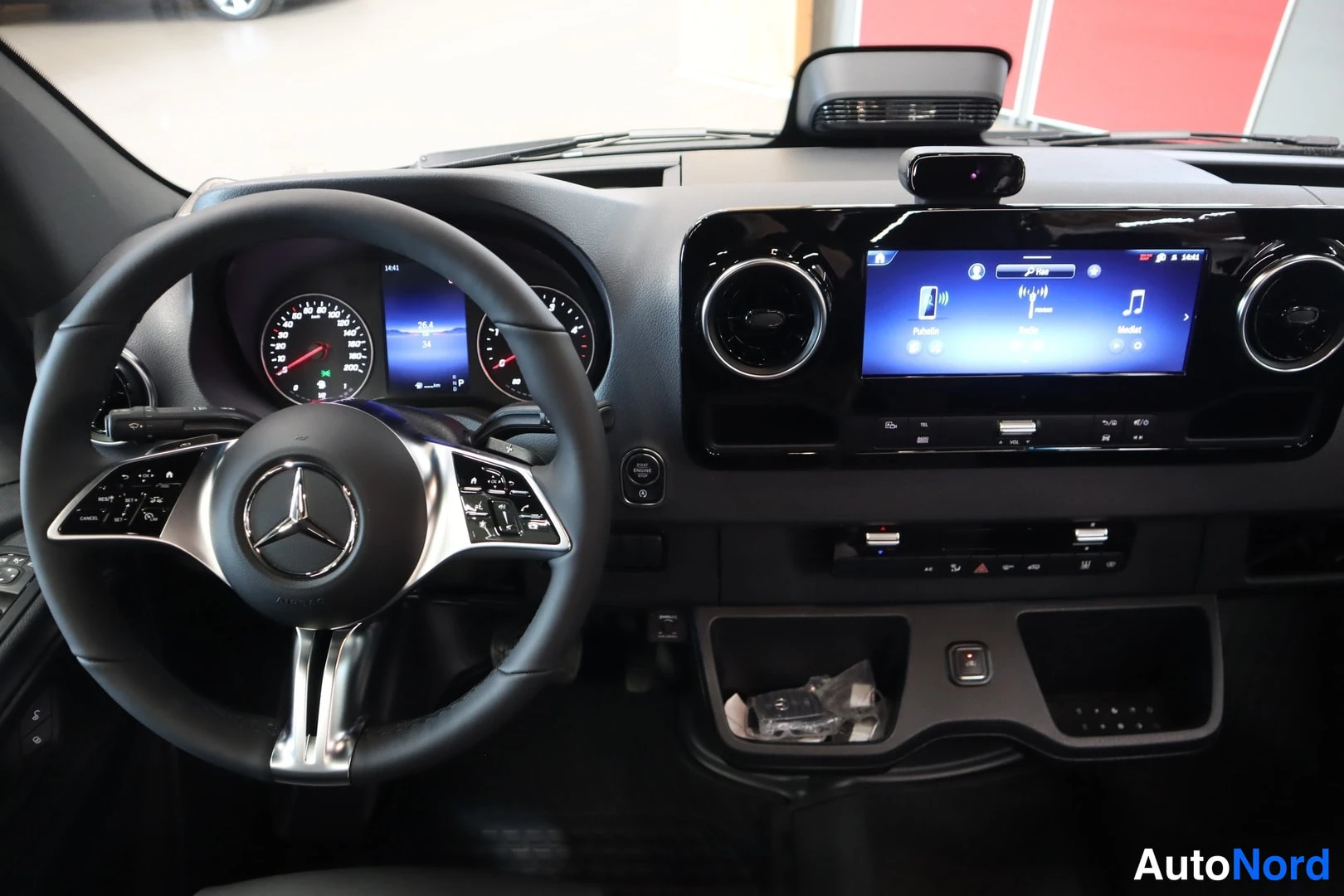 Muu: Kuljettajan näkymä: Mercedes-ohjauspyörä, mittaristo ja mittariston keskellä infotainment-näyttö