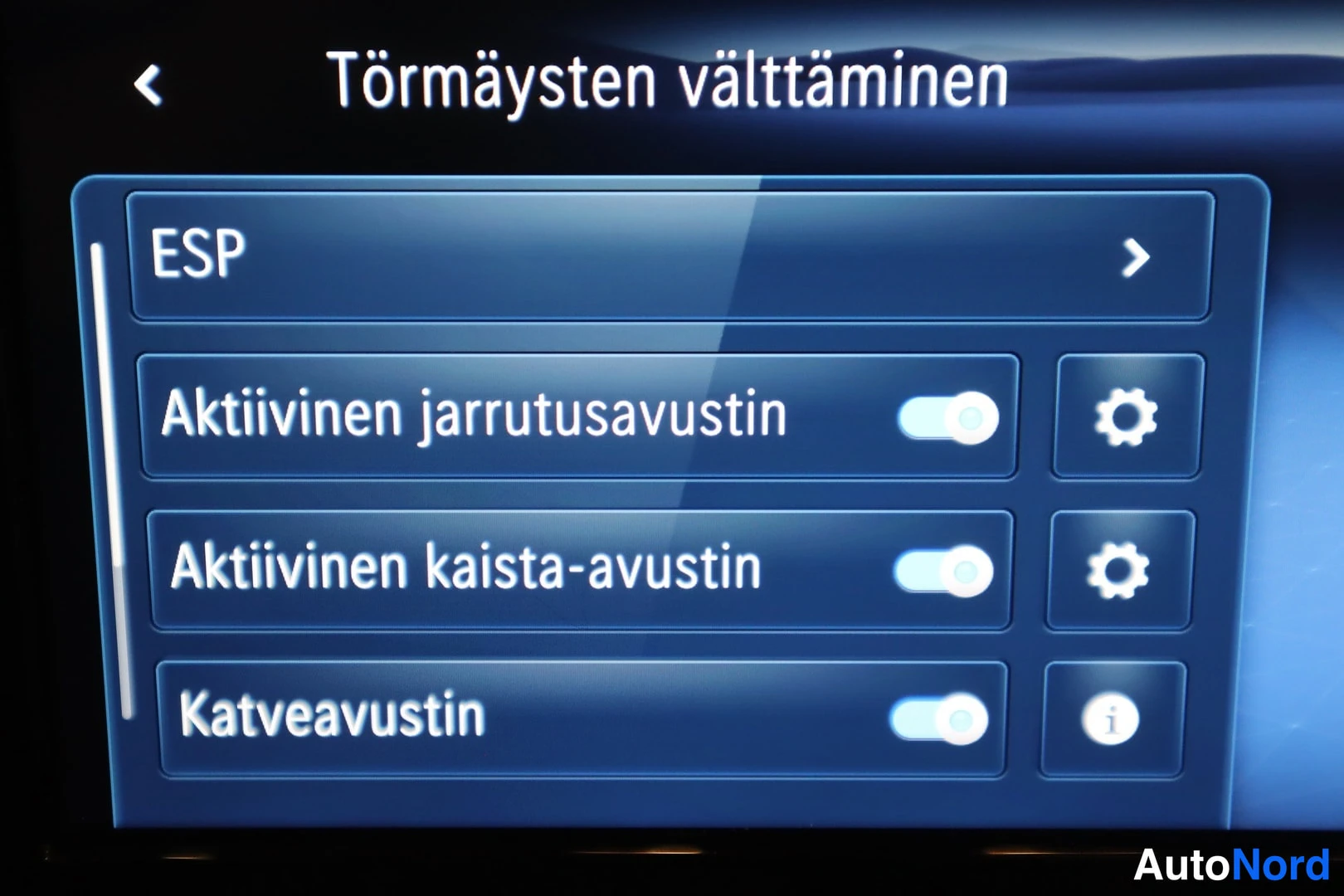 Yksityiskohta: Infotainment-näytön asetusvalikko 'Törmäysten välttäminen': ESP, Aktiivinen jarrutusavustin, Aktiivinen kaista-avustin ja Katveavustin -kytkimet päällä.