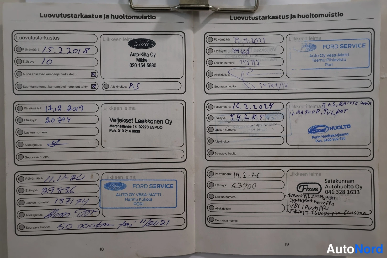 Yksityiskohta: Huoltokirjan avattu sivu (Luovutustarkastus ja huoltomuistio) käsinkirjoitetuilla huoltomerkinnöillä ja Ford-huoltoliikkeiden leimoilla.