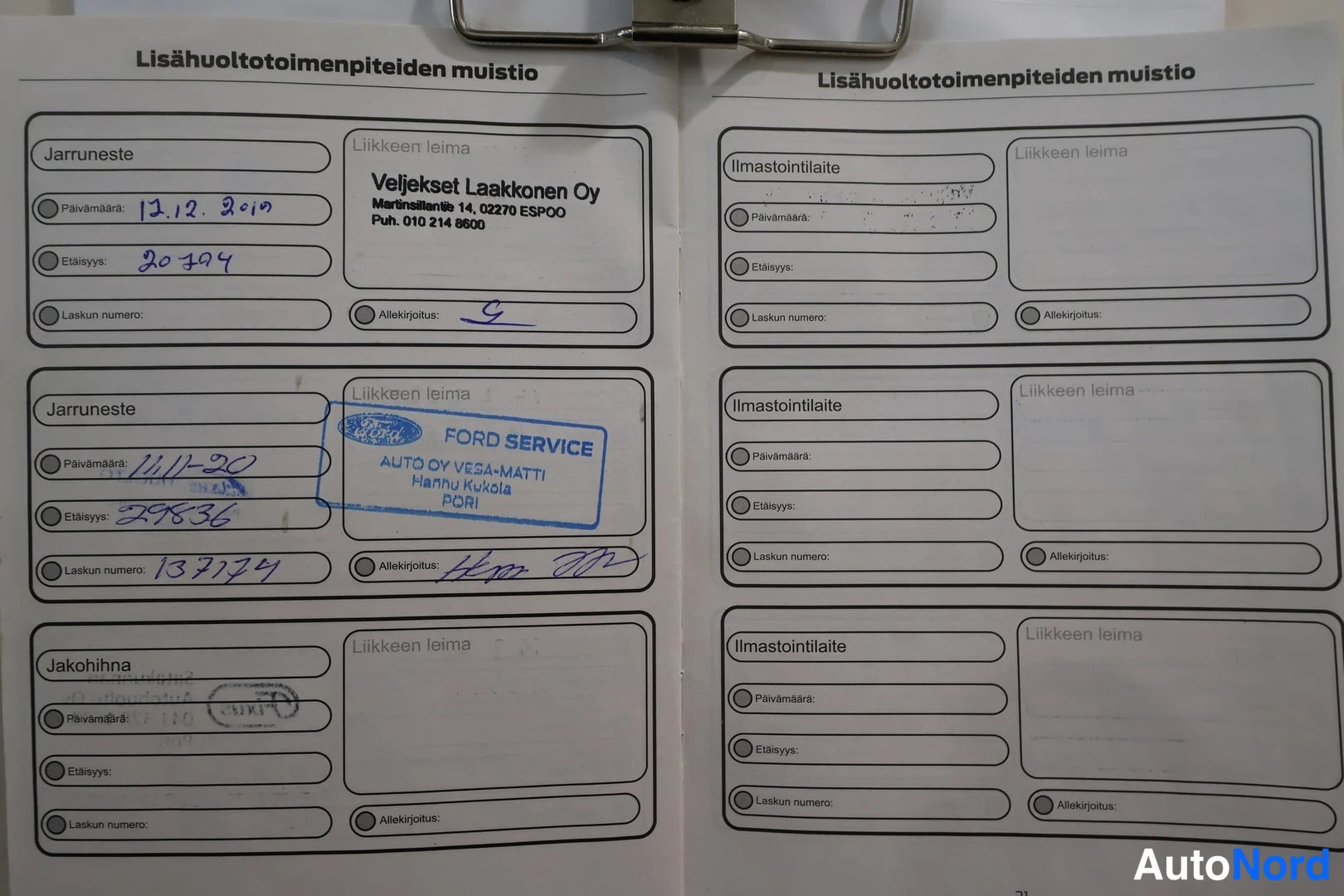 Yksityiskohta: Huoltokirjan sivu (Lisähuoltotoimenpiteiden muistio), jossa merkinnät jarrunesteestä, jakohihnasta ja tyhjä ilmastointilaite-otsikko.