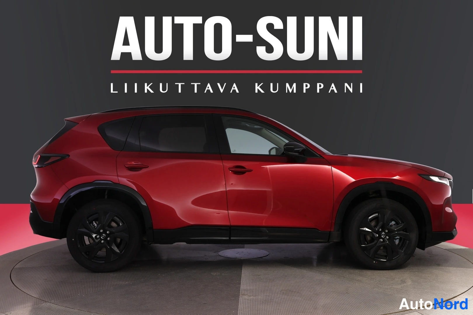 Sivulta: Punainen Mazda CX-5 sivulta vasemmalta kuvattuna, mustat vanteet.