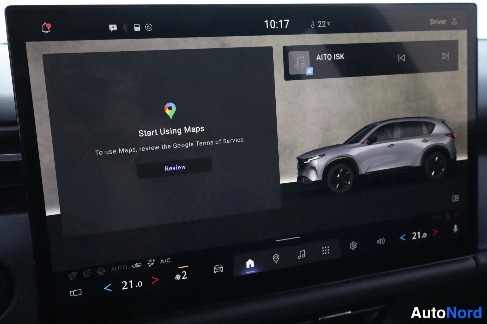 Muu: Auton kojelaudan infotainment-näyttö, jossa avoinna Google Maps -käyttöönoton vahvistusruutu.