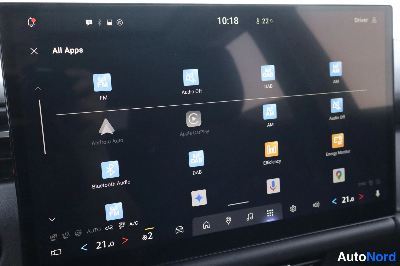 Muu: Infotainment-näytön All Apps -sovellusvalikko, jossa muun muassa Android Auto, Apple CarPlay ja Bluetooth Audio.